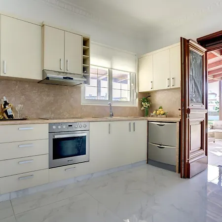 וילה Gia's Luxury