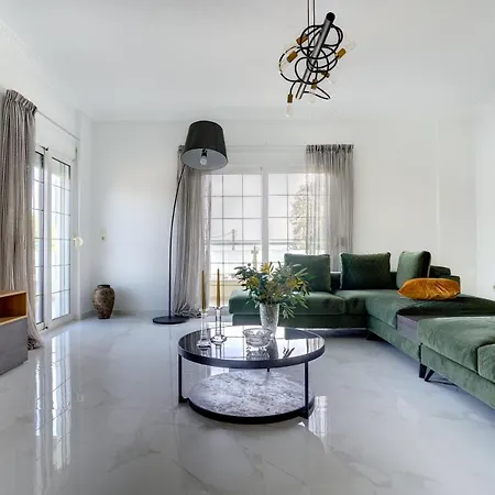 Gia's Luxury Asgourou