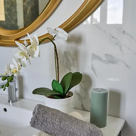 Gia's Luxury * Azgúru